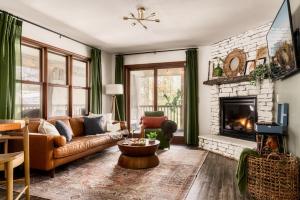 Χώρος καθιστικού στο The Moondance Cabin by Lightfoot Stays Vacation Rentals