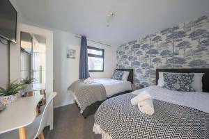 Ένα ή περισσότερα κρεβάτια σε δωμάτιο στο Thorpe Park Lodge - Ground Floor Detached & 2 Free Gated Parking Spaces