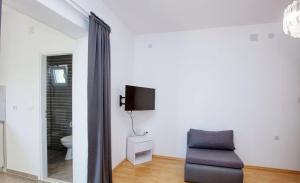Μια τηλεόραση ή/και κέντρο ψυχαγωγίας στο Apartments Near The Sea in Rogoznica