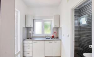 Ένα μπάνιο στο Apartments Near The Sea in Rogoznica +14 φωτογραφίες