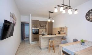 Η κουζίνα ή μικρή κουζίνα στο Apartments Near The Sea in Rogoznica