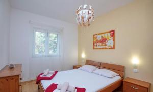 Ένα ή περισσότερα κρεβάτια σε δωμάτιο στο Apartments Near The Sea in Rogoznica