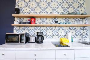 eine Küchentheke mit einer Mikrowelle auf der Arbeitsplatte in der Unterkunft NEW5 LUXURYSTUDIO Nr DISNEY PETSOKprivENTRY in Kissimmee