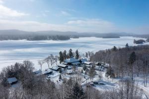 una vista aerea di un resort sulla neve di Great Pines a Old Forge