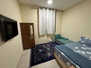 Tempat tidur dalam kamar di Room in nakheel with sea view