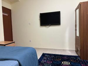 Televisi dan/atau pusat hiburan di Room in nakheel with sea view