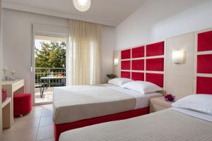 Una habitación de hotel con dos camas y balcón. en Luxury Living Annio, en Nikiti