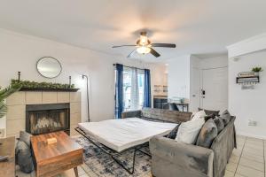 Posezení v ubytování Less Than 1 Mi to Beach Galveston Condo with Fenced Patio