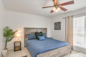 Postel nebo postele na pokoji v ubytování Less Than 1 Mi to Beach Galveston Condo with Fenced Patio