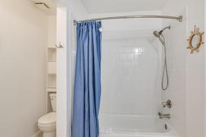 Koupelna v ubytování Less Than 1 Mi to Beach Galveston Condo with Fenced Patio + 17 fotografií