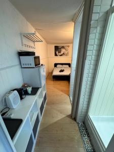 Kuchyň nebo kuchyňský kout v ubytování Chambre 1 avec salle de bain privative