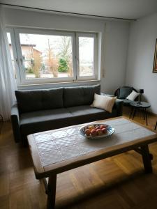 Kirchheim am NeckarにあるAussichtsreichのリビングルーム(ソファ付)、フルーツボウル(テーブル上)