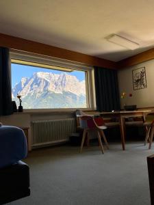 A general mountain view or a mountain view taken from a hosteleket
