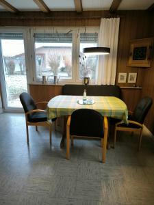 Kirchheim am NeckarにあるAussichtsreichのテーブルと椅子と窓のあるダイニングルーム