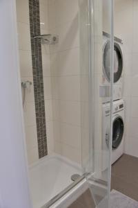 Koupelna v ubytování Helle, Ruhige, Moderne Wohnung, 5 min zu Fa GROB