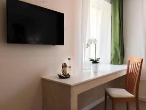 TV a/nebo společenská místnost v ubytování Csiki Hotel