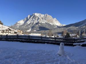 A general mountain view or a mountain view taken from a hosteleket