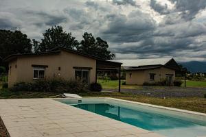 ein Haus mit einem Swimmingpool vor dem Haus in der Unterkunft La Joaquina in Rosario de Lerma