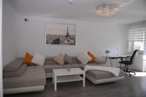 Posezení v ubytování Helle, Ruhige, Moderne Wohnung, 5 min zu Fa GROB