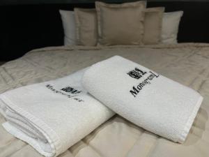 Monogramlux客房内的一张或多张床位