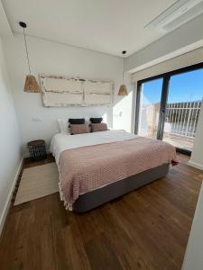 um quarto com uma cama e uma janela grande em Quinta da Sra Marocas na Covilh mais 37 fotografias