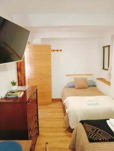 Łóżko lub łóżka w pokoju w obiekcie Habitaciones Casa Santander Playa Valdenoja