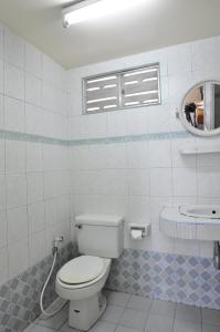y baño con aseo y lavamanos. en Baan Boa Guest House, en Patong Beach