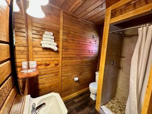 Koupelna v ubytování Yellowstone Cabins and RV
