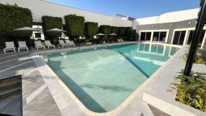 Bazén v ubytování Courtyard by Marriott Puebla Las Animas nebo v jeho okolí