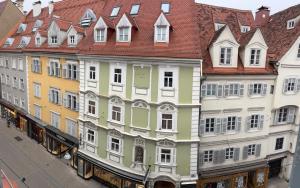 a row of buildings on a city street at Harmony Living Stylisches Apartment mit Top Lage im Herzen von Graz in Graz