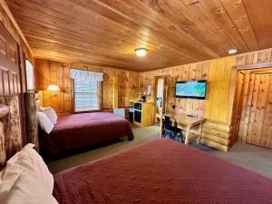 Postel nebo postele na pokoji v ubytování Yellowstone Cabins and RV