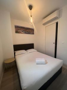 Posteľ alebo postele v izbe v ubytovaní La cour du centre Nice Verde