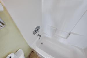 Ένα μπάνιο στο Direct Oceanfront View w Pools High Floor Studio +23 φωτογραφίες