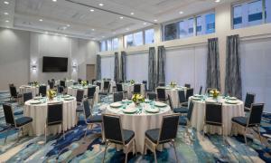 デルレイビーチにあるHyatt Place Delray Beachのテーブルと椅子とスクリーンを備えた会議室 +57枚の写真