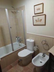 Bilik mandi di Habitación individual o doble en Triana +3 gambar