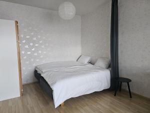Ένα ή περισσότερα κρεβάτια σε δωμάτιο στο Laitila City Apartments - sisältää parkkipaikan