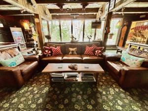 a living room with a couch and a coffee table at Grunberg Haus Inn & Cabins in Waterbury