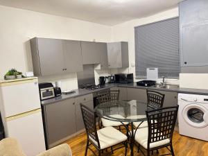 Nhà bếp/bếp nhỏ tại Sheffield city road house