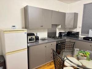 Nhà bếp/bếp nhỏ tại Sheffield city road house +43 ảnh