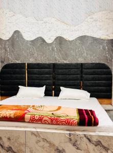 Postel nebo postele na pokoji v ubytování Radha Madhavam Luxurious Boutique Stay