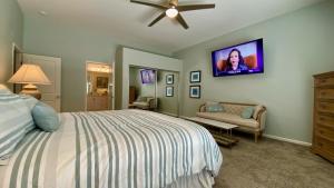 ランチョ・ミラージュにあるMirage Oasisのベッドと薄型テレビのある寝室