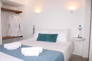 Voodi või voodid majutusasutuse Villa Solasta #2 with jacuzzi in Santorini toas
