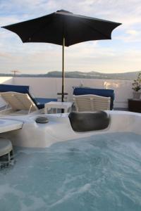 Bassein majutusasutuses Villa Solasta #2 with jacuzzi in Santorini või selle lähedal