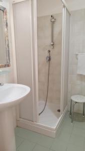 Montepaone LidoにあるVIDA B&B Ristorante Pizzeriaのシャワーと洗面台付きのバスルーム