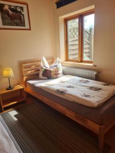 - une petite chambre avec un lit et une fenêtre dans l'établissement Gemütliche Bauernkate auf dem Hof Hospitalmühle, à Neustadt in Holstein