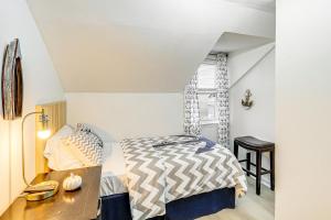 Katil atau katil-katil dalam bilik di Walk to Beaches and Marina Fortescue Hideaway