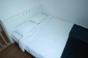 A bed or beds in a room at Apartman Borovi 15 Divčibare