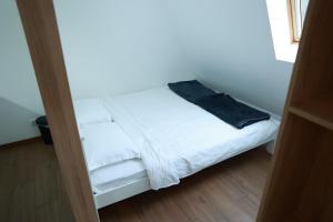 A bed or beds in a room at Apartman Borovi 15 Divčibare