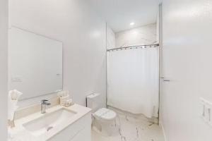 Luxury 4 BR Den w Private Pool close to Disney Golf Clubs Pet Friendly的一间浴室