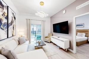 Luxury 4 BR Den w Private Pool close to Disney Golf Clubs Pet Friendly的电视和/或娱乐中心